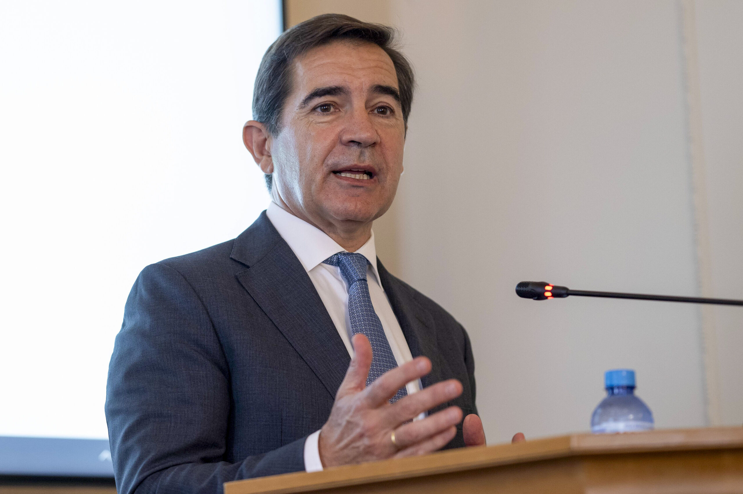 BBVA admite hasta riesgos reputacionales y políticos en su OPA sobre el Sabadell