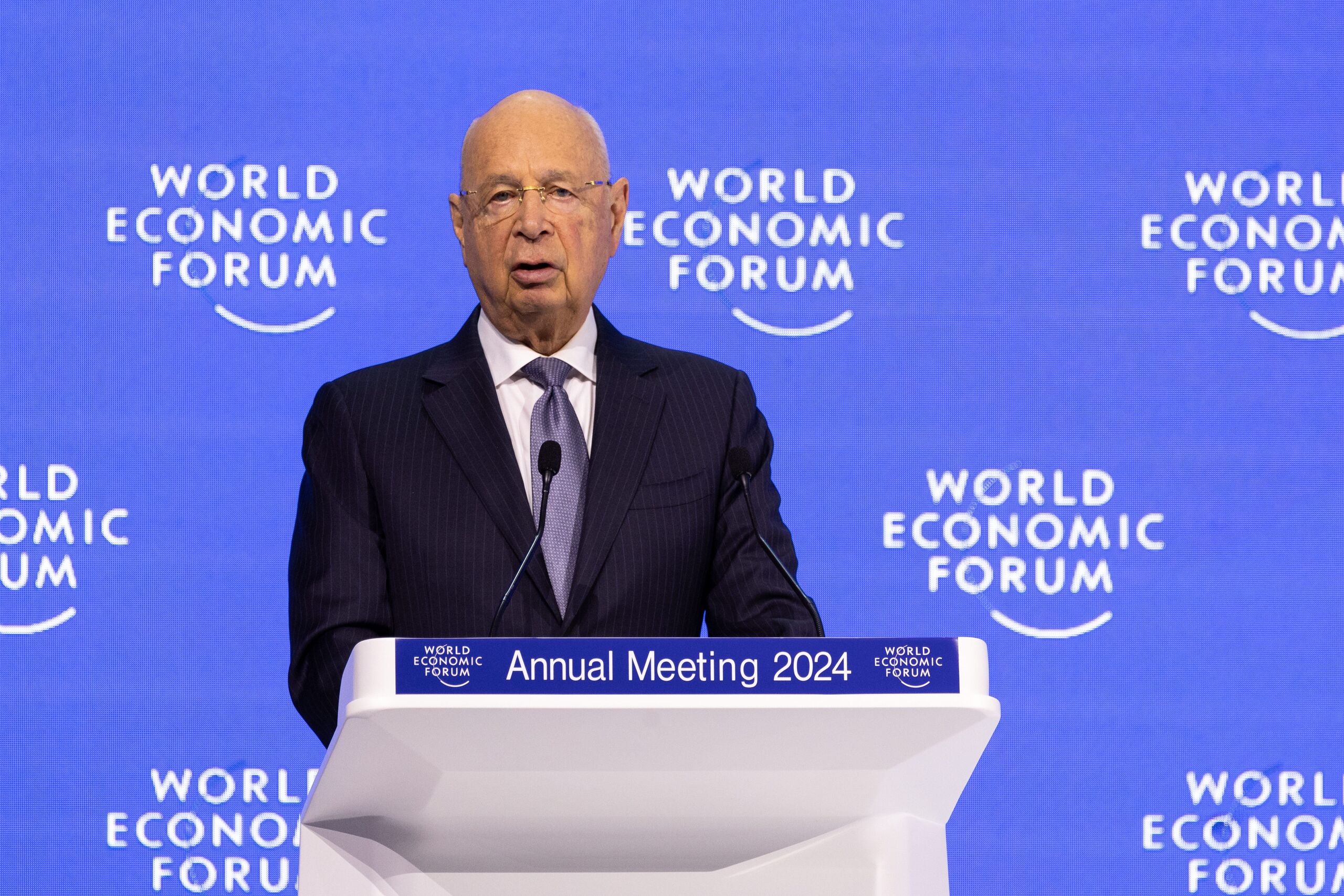 La caída en desgracia de Klaus Schwab: el "rey" del Foro de Davos, acusado de prácticas corruptas
