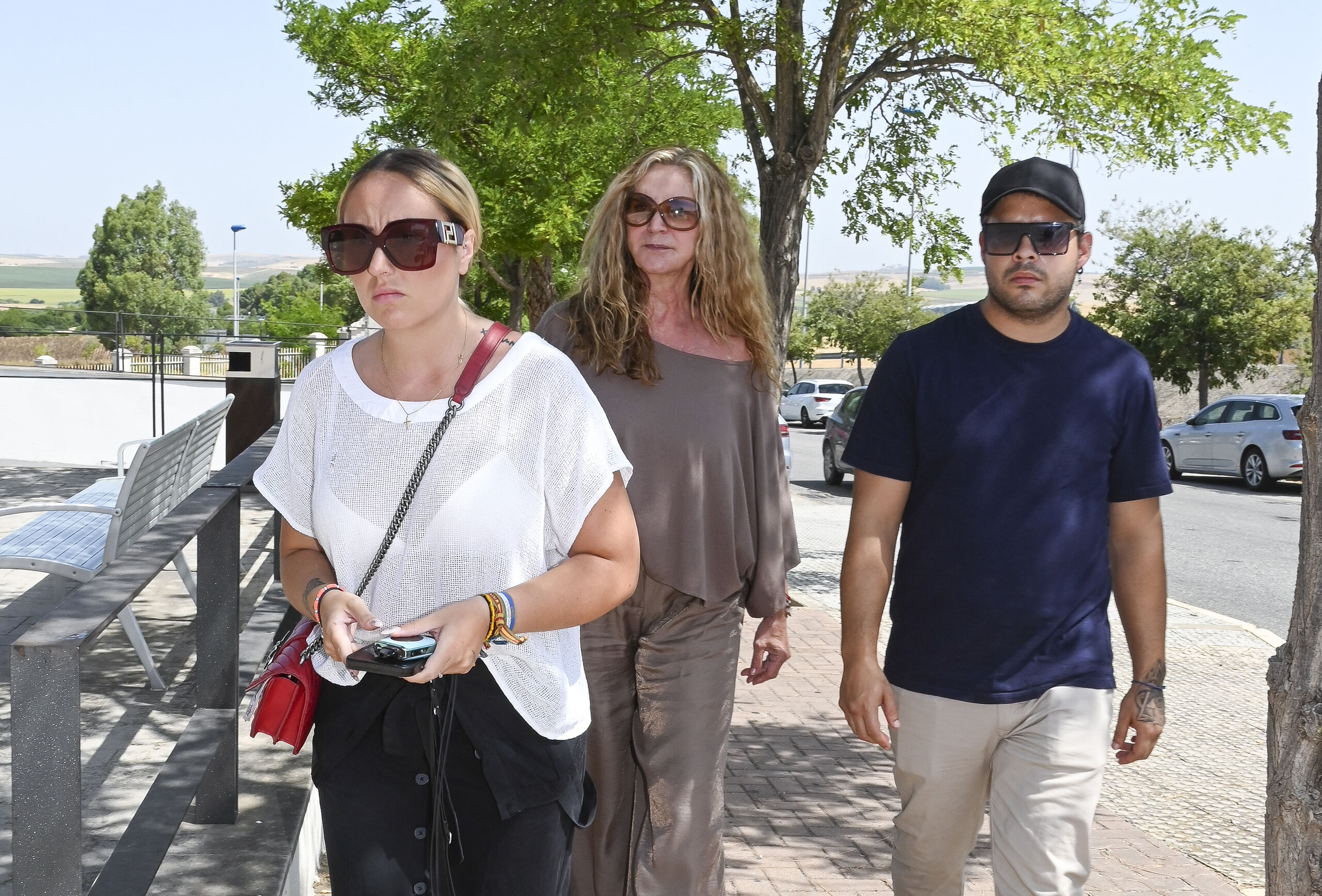 El frío encuentro entre Ortega Cano y la madre de Michu en el tanatorio -  Chic