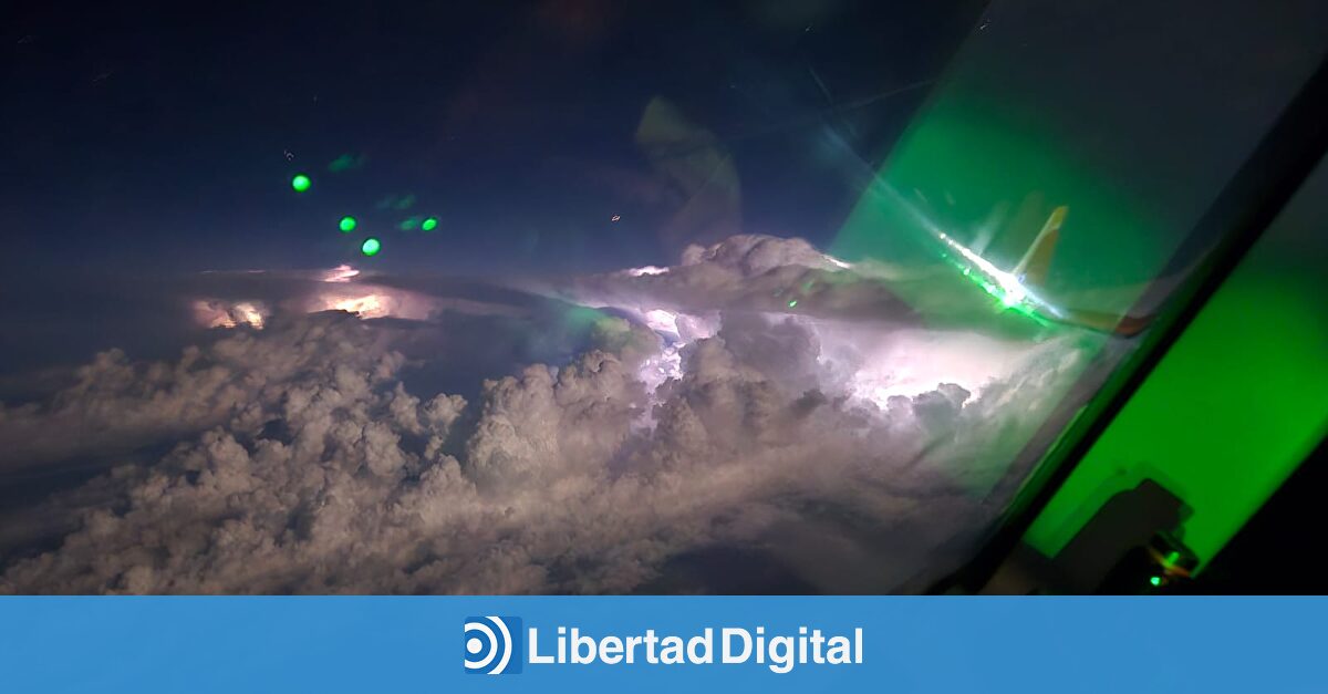 La espectacular tormenta eléctrica provocada por la Dana a su paso por Barcelona vista desde un Airbus
