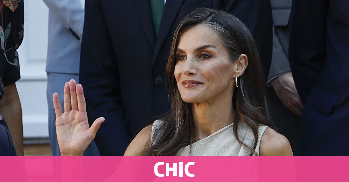 La reina Letizia, arrebatadora con el vestido de lino que estiliza la figura