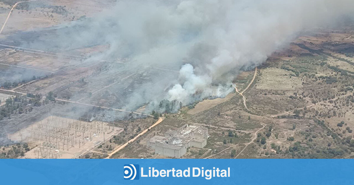 El incendio de Valdecaballeros obliga a evacuar a 440 personas de un camping y de Cíjara