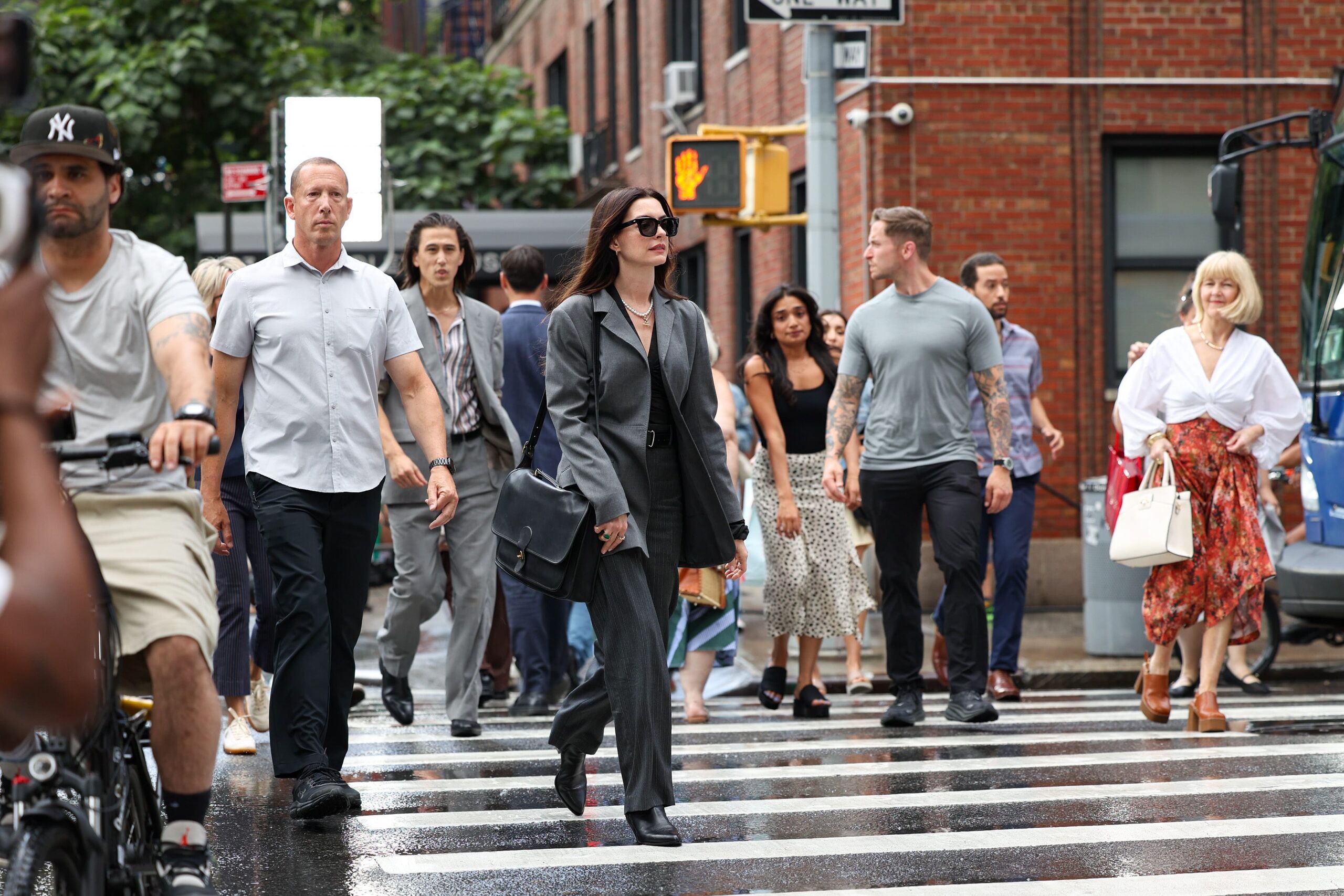 Los primeros looks de Anne Hathaway en el rodaje de 'El diablo viste de Prada 2'