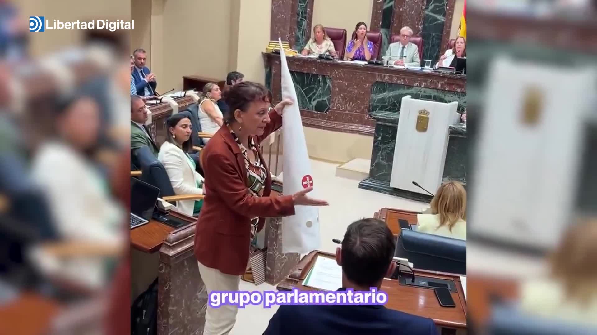 Una diputada de Podemos regala un capirote a uno de Vox para su próxima &quot;cacería&quot;