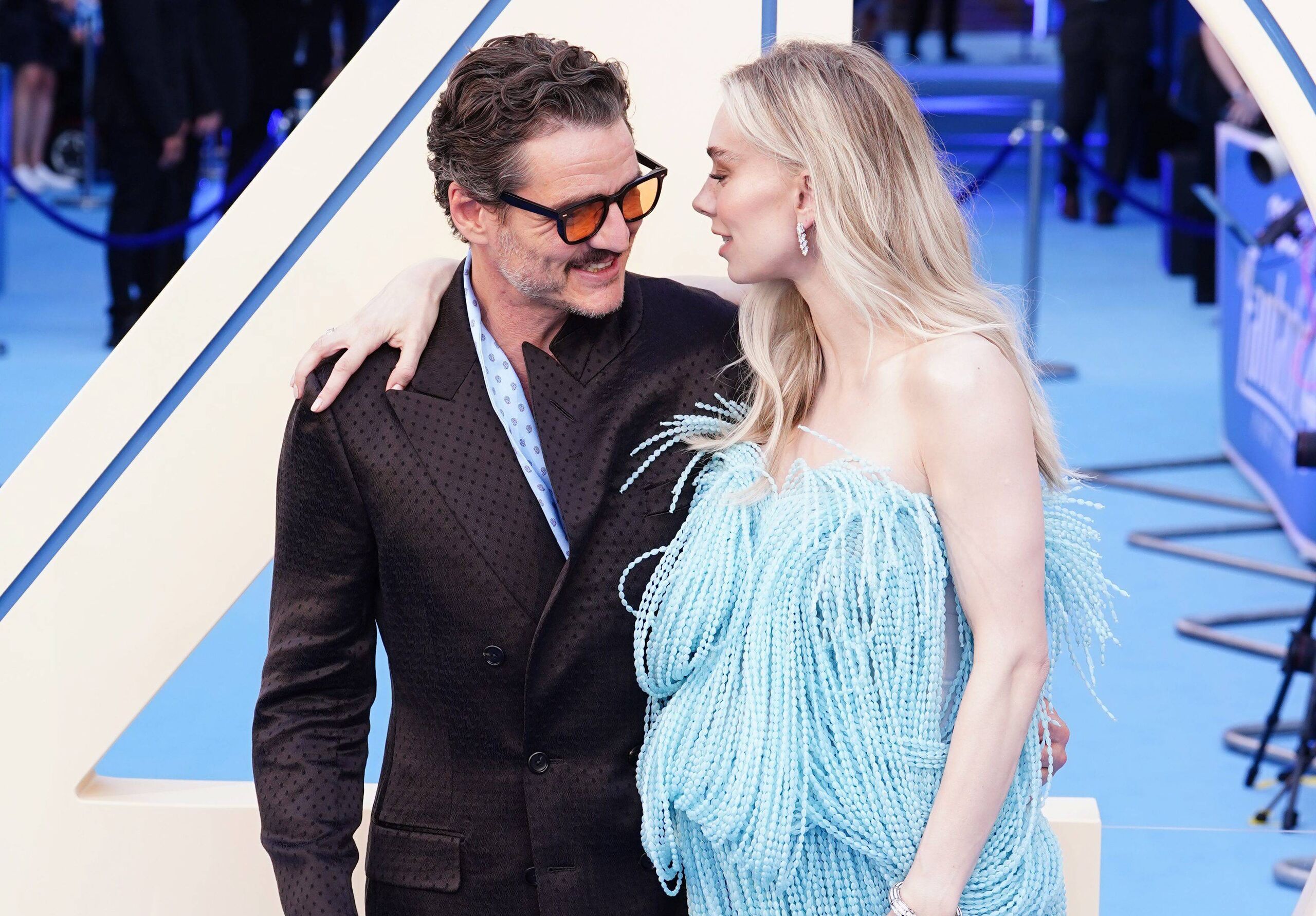 Los toqueteos entre Pedro Pascal y Vanessa Kirby marcan el estreno de 'Los 4 fantásticos': &quot;Si mi mujer hiciera esto...&quot;