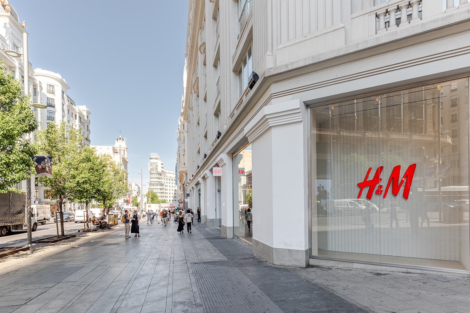 Así es la nueva tienda de H&amp;M en Gran Vía: moda circular, espejos que recomiendan looks y robots