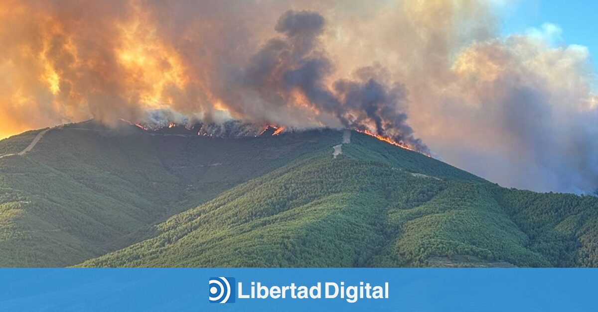 Evacúan a 200 personas por un incendio activo en la comarca de Las Hurdes (Cáceres)