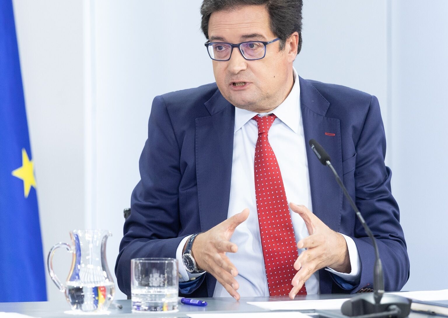 Óscar López usa un gráfico manipulado para atacar a Ayuso
