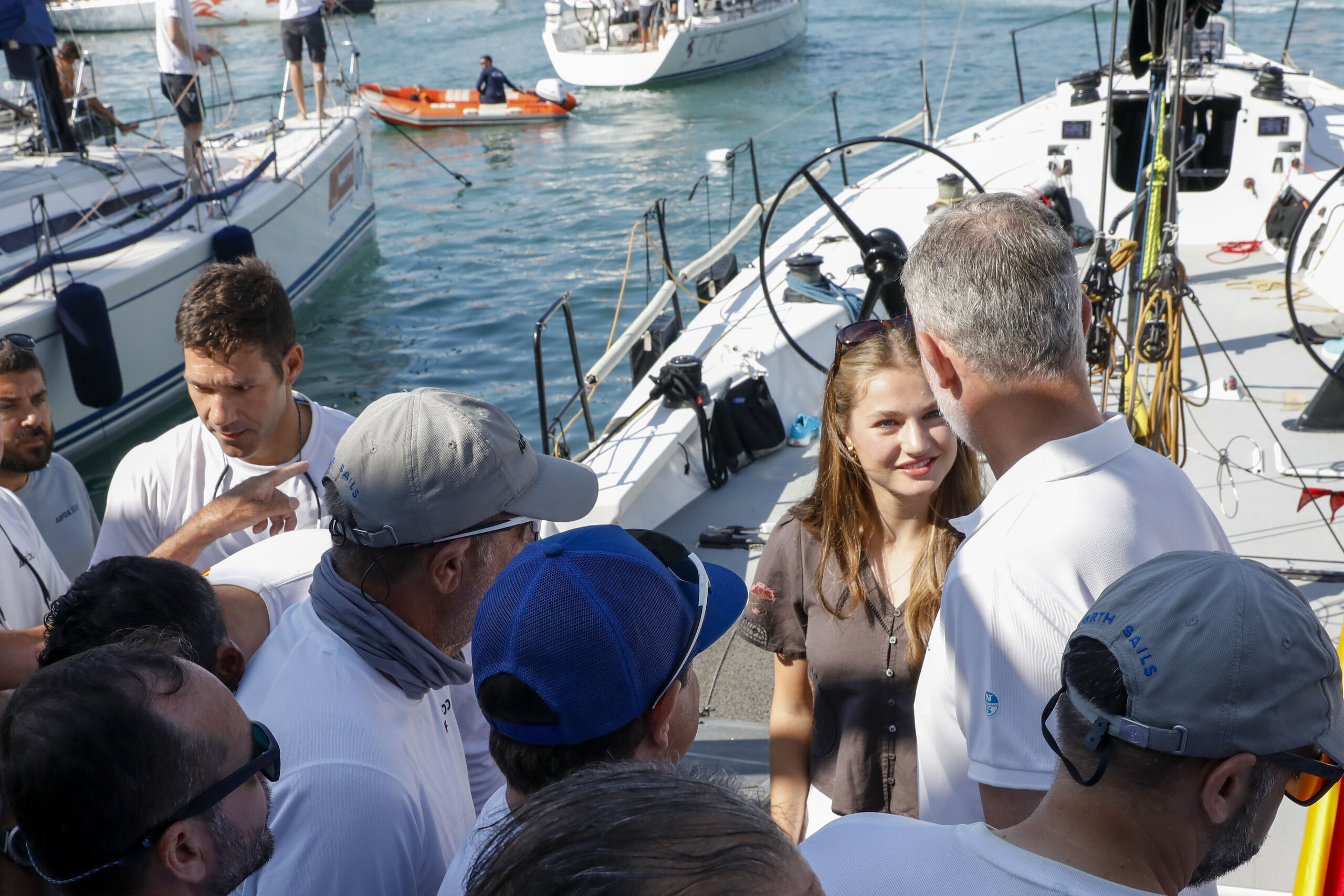 La princesa Leonor aparece por sorpresa en el Club Náutico de Palma para  desear buena suerte a su padre - Chic
