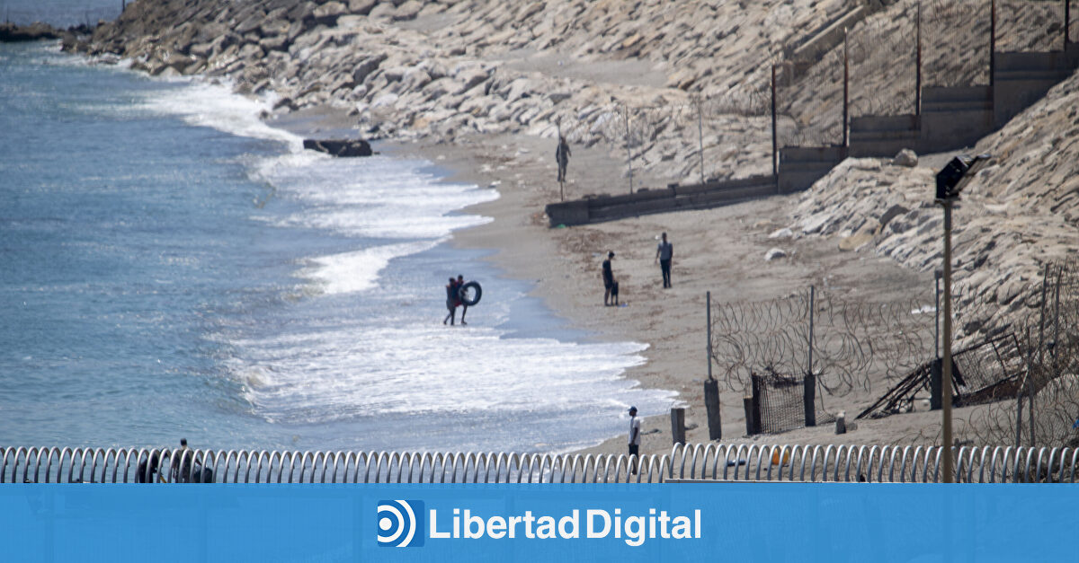 Guardias civiles, sobre la entrada a nado de inmigrantes en Ceuta:  En ocasiones Marruecos mira para otro lado 