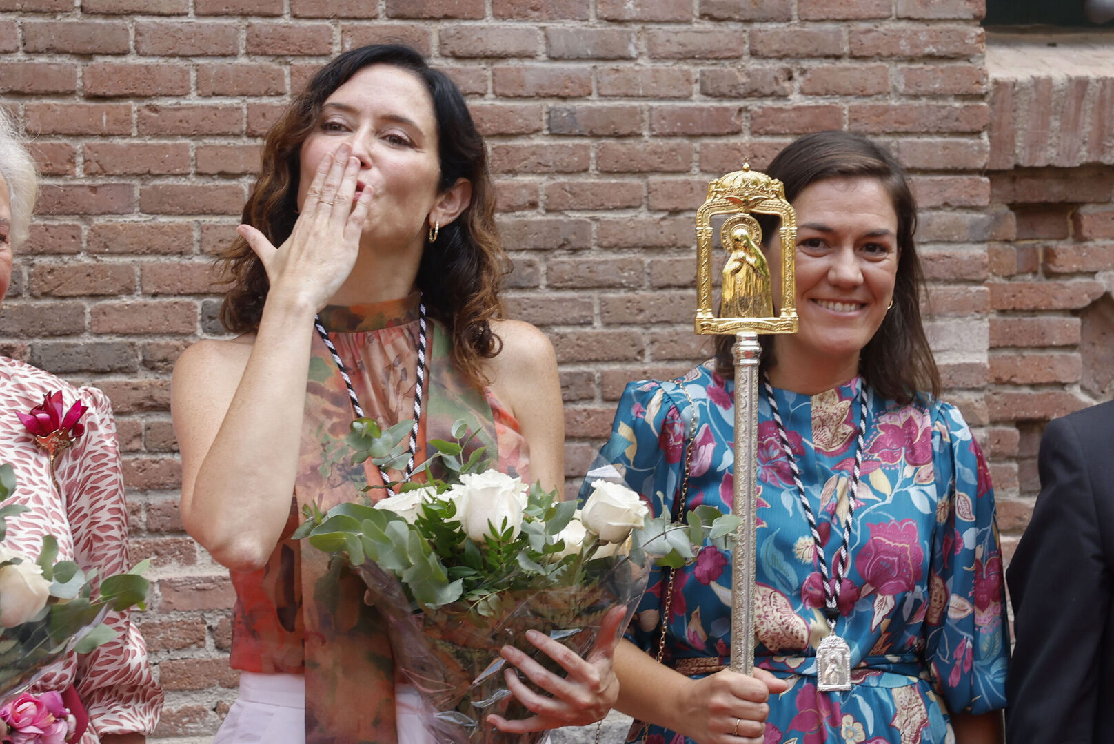 Ayuso dice que no tiene "ninguna información" de Sánchez sobre el reparto  de menores: "Debe ser que se avergüenza" - Libertad Digital