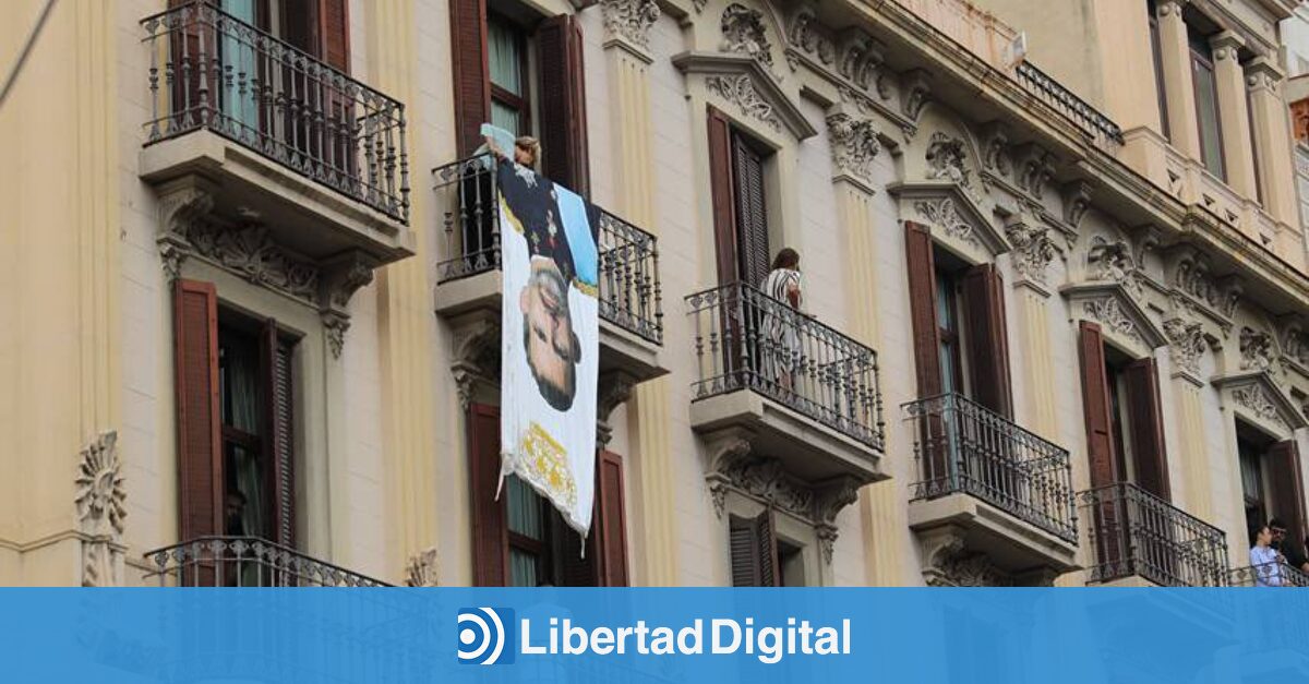 Fiesta mayor del resentimiento en el pueblo de Puigdemont con un gran cartel del Rey cabeza abajo