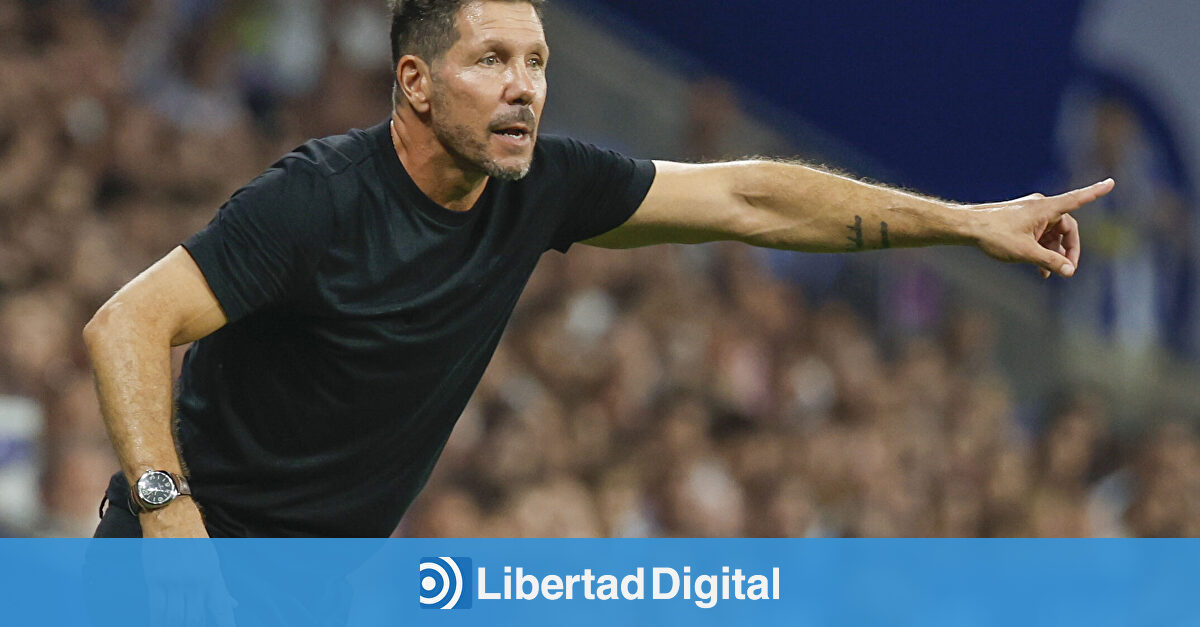 La reacción de Simeone al ver un micrófono en plena charla táctica en Cornellà