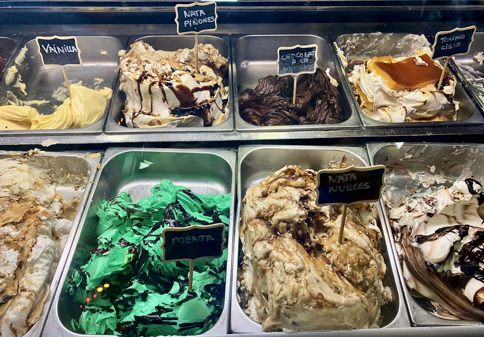 PP y Vox salen en defensa de la heladería de Barcelona atacada por usar el español - Libertad Digital