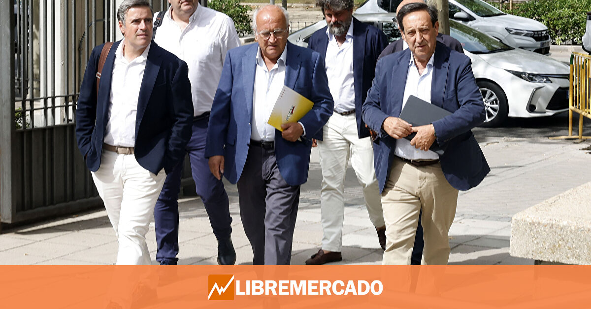 El sector agroalimentario, defraudado tras la reunión con Planas y Cuerpo: "Quieren que comamos microchips"