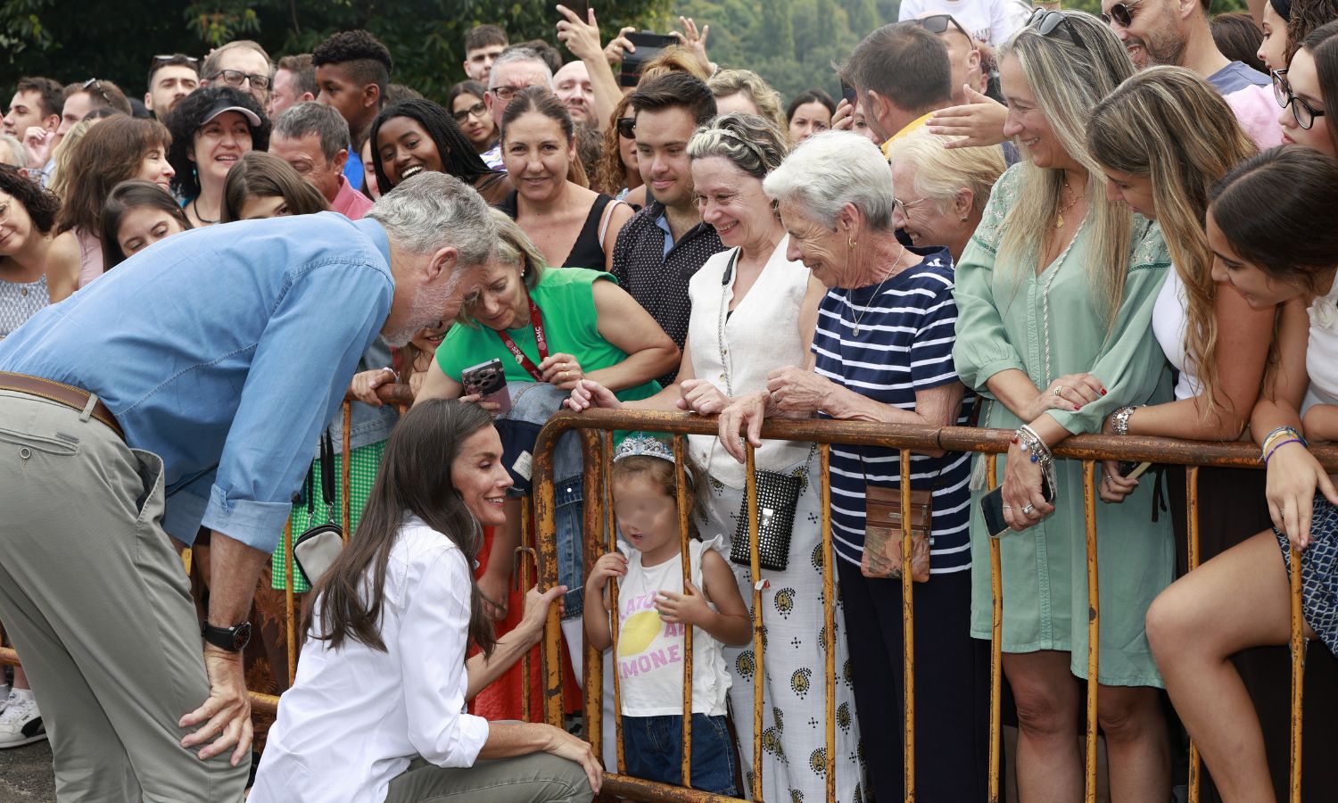 Don Felipe y Doña Letizia visitan el Lago de Sanabria y Las Médulas,  afectadas por los incendios de verano - Chic