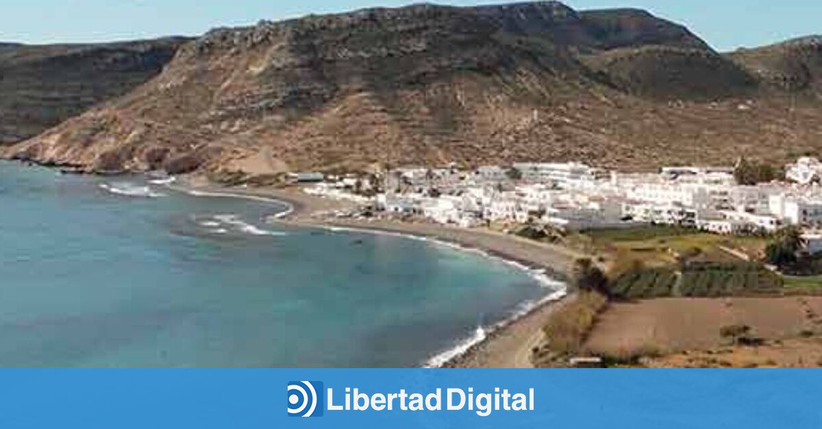 Hallan a un joven muerto con un golpe en la cabeza en una playa de Almería