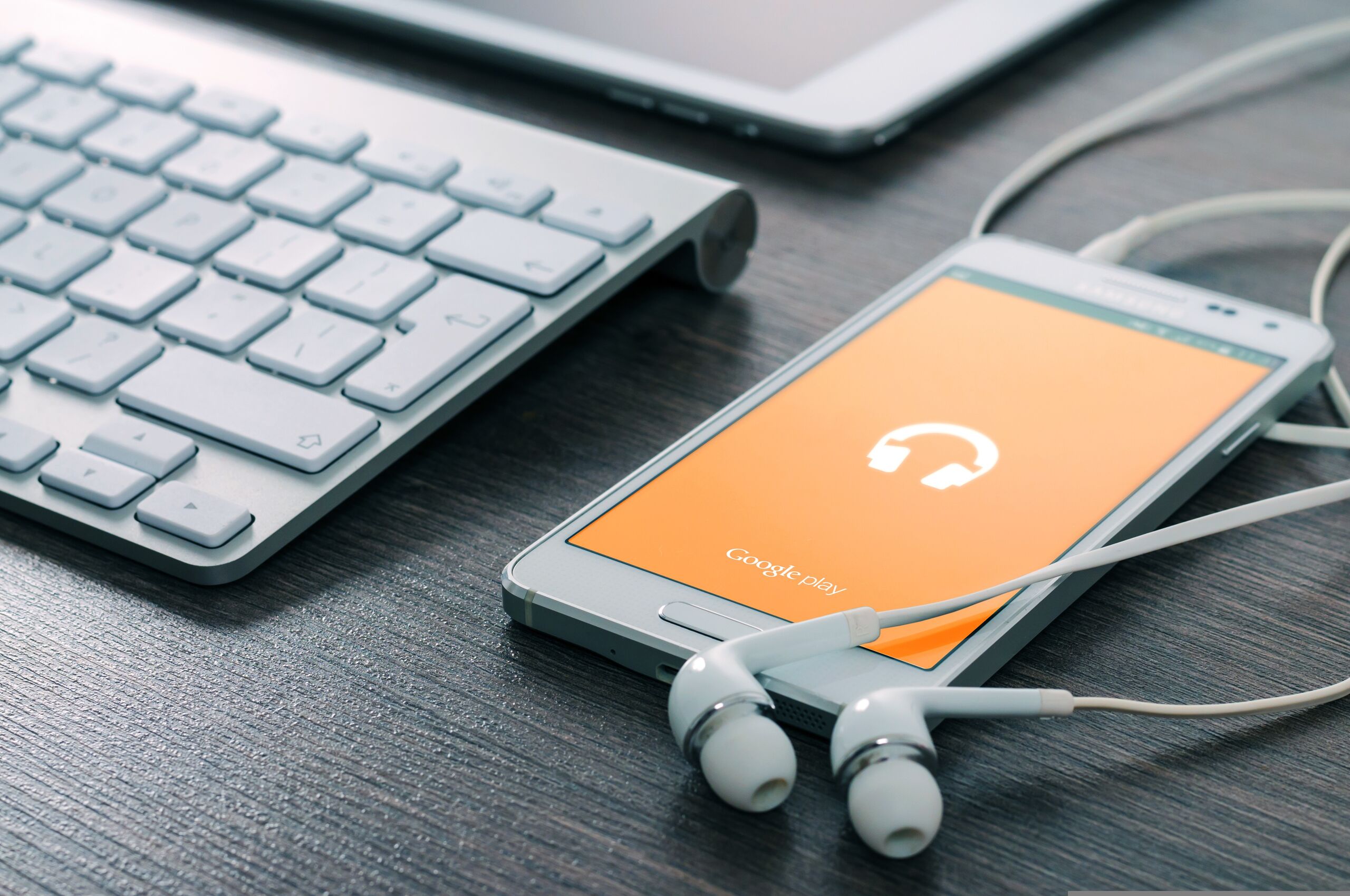 ¿Se escribe &quot;audioresumen&quot;, &quot;audiorresumen&quot; o &quot;audio resumen&quot;? La RAE aclara que solo una es correcta