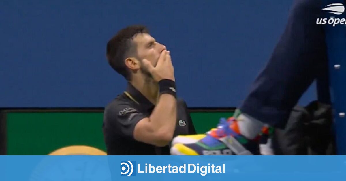 Djokovic manda besitos a la grada y 'amenaza' a Sinner y Alcaraz