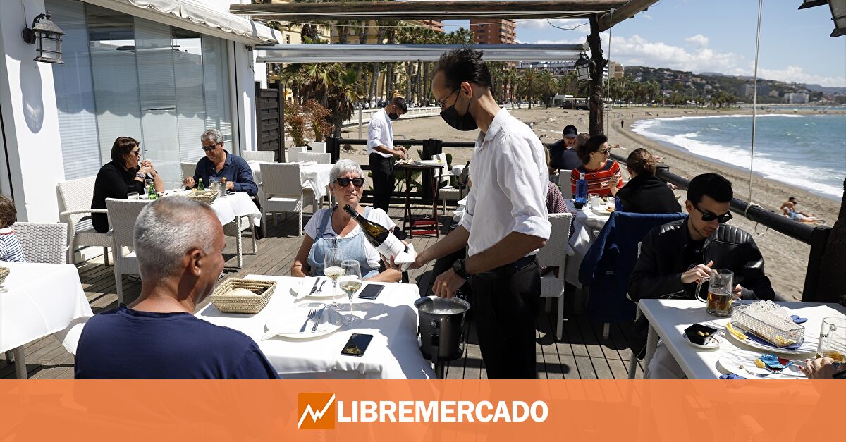 El Gobierno presume de récords turísticos, mientras bares y restaurantes alertan del "turismo de bocadillo"