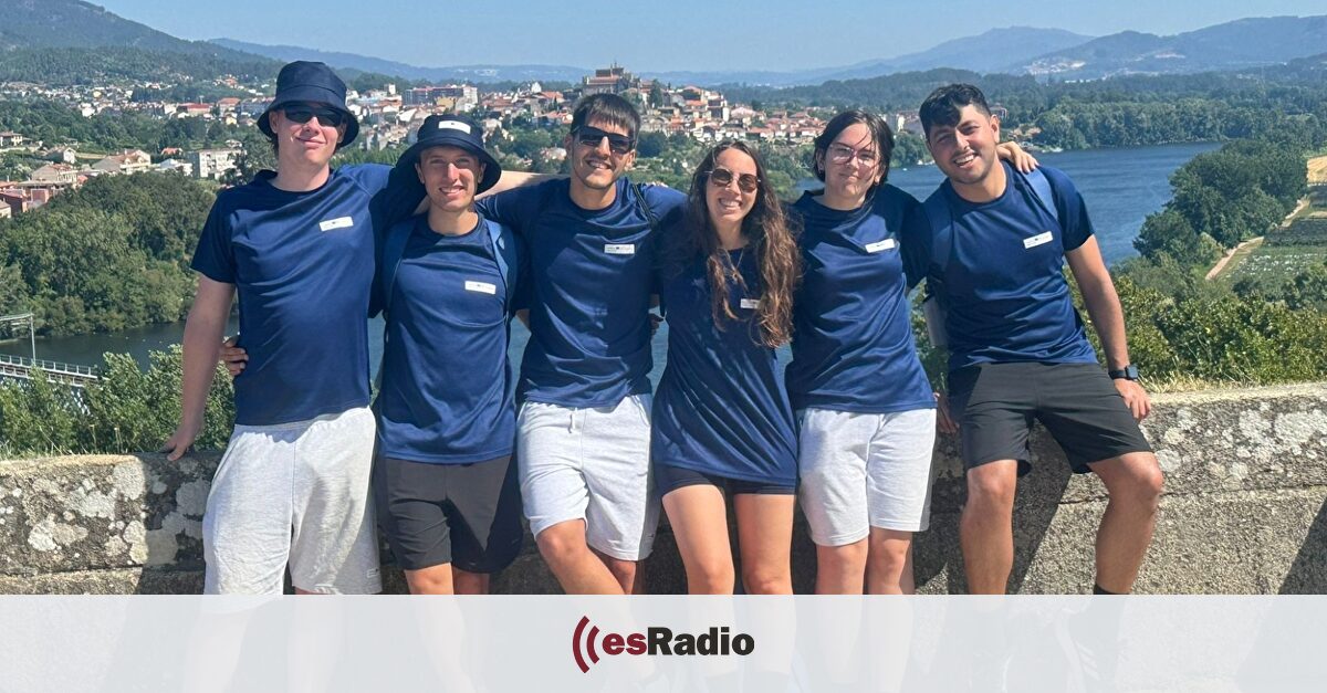 Más de 20 jóvenes gallegos y portugueses recorren el Camino de Santiago con el programa PEGADAS