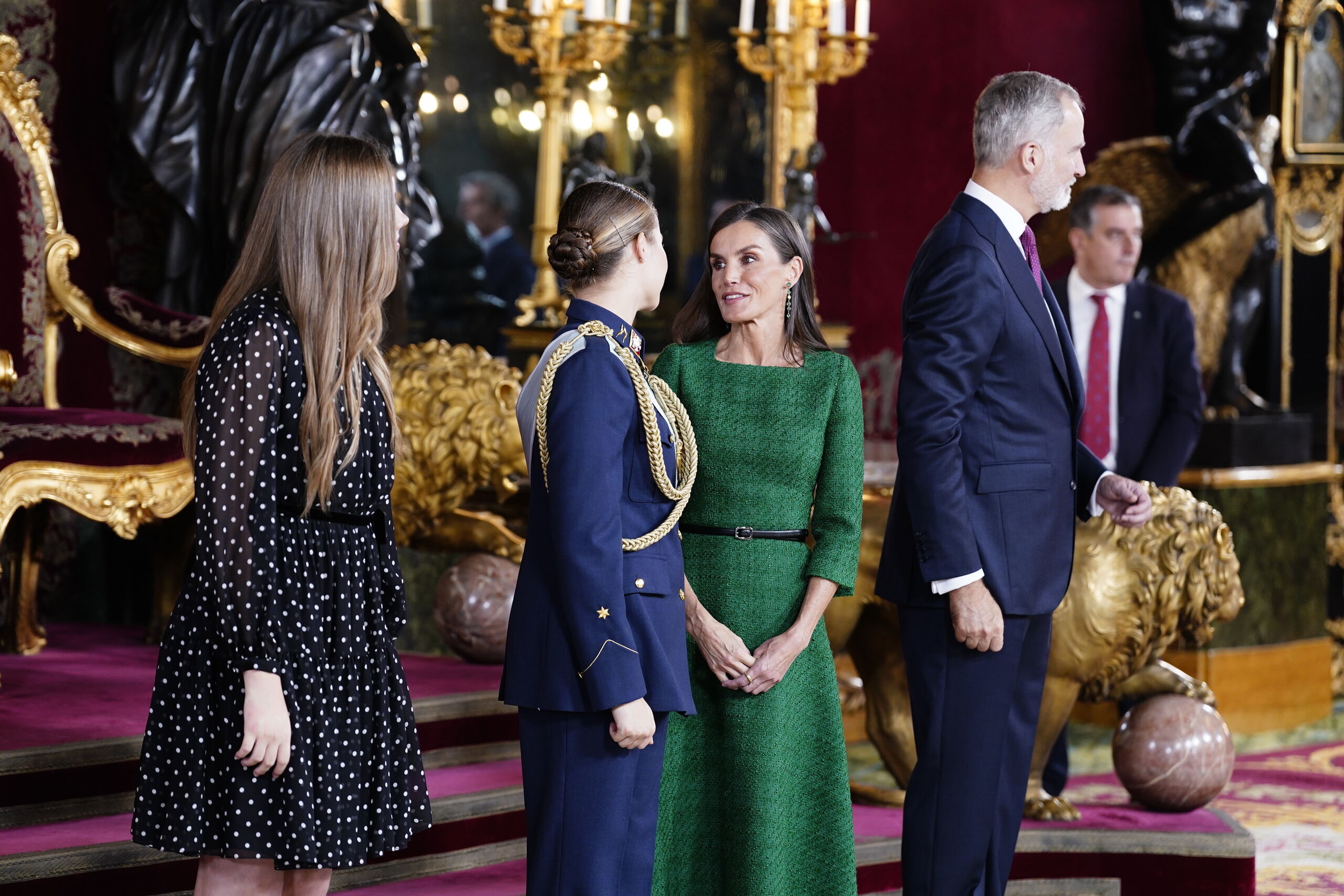 Las anécdotas del 12-O: Sánchez huyendo de la recepción, los bostezos de  Puente o la complicidad de Leonor y Sofía - Chic