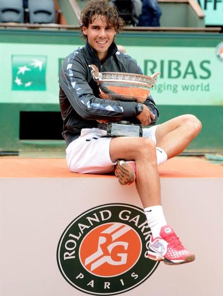 nadal-abraza-rolandgarros-grande-110612.jpg