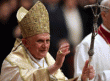 Benedicto XVI dando la bendicin papal
