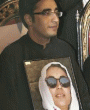 Bilawal Bhutto, con un retrato de su madre, Benazir Bhutto.