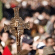 Un crucifijo en la concentracin por la familia cristiana