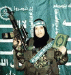 Una terrorista suicida palestina, portando un fusil y un Corn.
