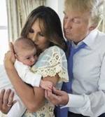 Donald Trump, con su mujer y el pequeño Barron William.