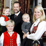 Los príncipes herederos, Haakon y Mette-Marit con sus hijos: Ingrid y Sverre, además del hijo mayor de la princesa Mette-Marit, Marius