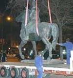 Retirada nocturna de la estatua de Franco