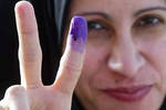 Una iraquí hace el signo de la victoria tras votar (archivo).