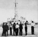 Milicianos del Frente Popular disparando a una estatua