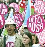 BUSH FUERA (manifestación en Estambul, junio de 2004).