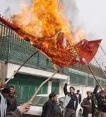 Manifestantes quemando una bandera danesa