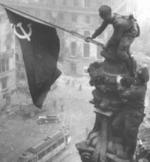 Un soldado soviético coloca la bandera de la URSS en el Reichstag.