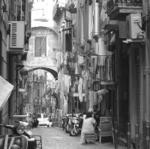 Una calle del Barrio Español de Nápoles.