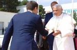 Zapatero recibiendo a Benedicto XVI a su llegada a Valencia