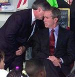 Un asistente comunica a Bush que un avión ha impactado contra el WTC.