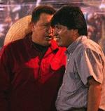 Hugo Chávez conversa con el líder cocalero boliviano Evo Morales.