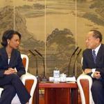 Condoleezza Rice, con su homólogo de la China comunista, Li Zhaoxing.