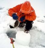 Extrayendo agua de una laguna antártica. Tomado de www.dna.gov.ar.