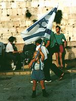 Un niño juega con una bandera de Israel en el Día de Jerusalén.