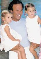 Julio Iglesias con sus dos hijas con Miranda