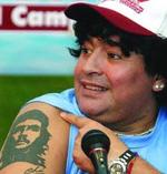 Maradona, mostrando su tatuaje del Che.