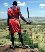 Un masai, en labores de vigilancia.