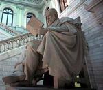 Estatua de Menéndez y Pelayo en la Biblioteca Nacional